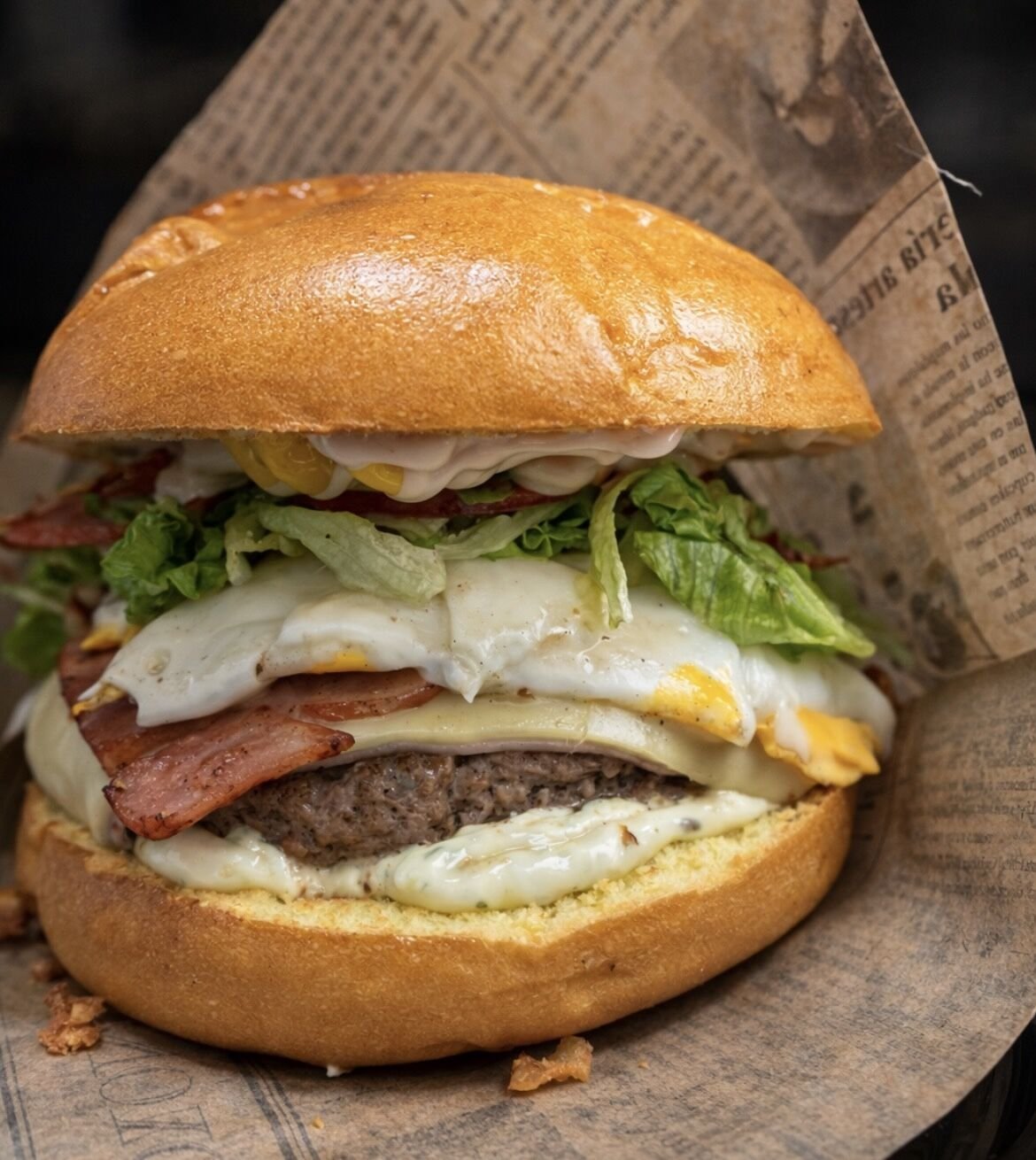 La santa de la casa: hamburguesa en pan brioche con salsa la Ermita, lechuga, tomate y cebolla crujiente