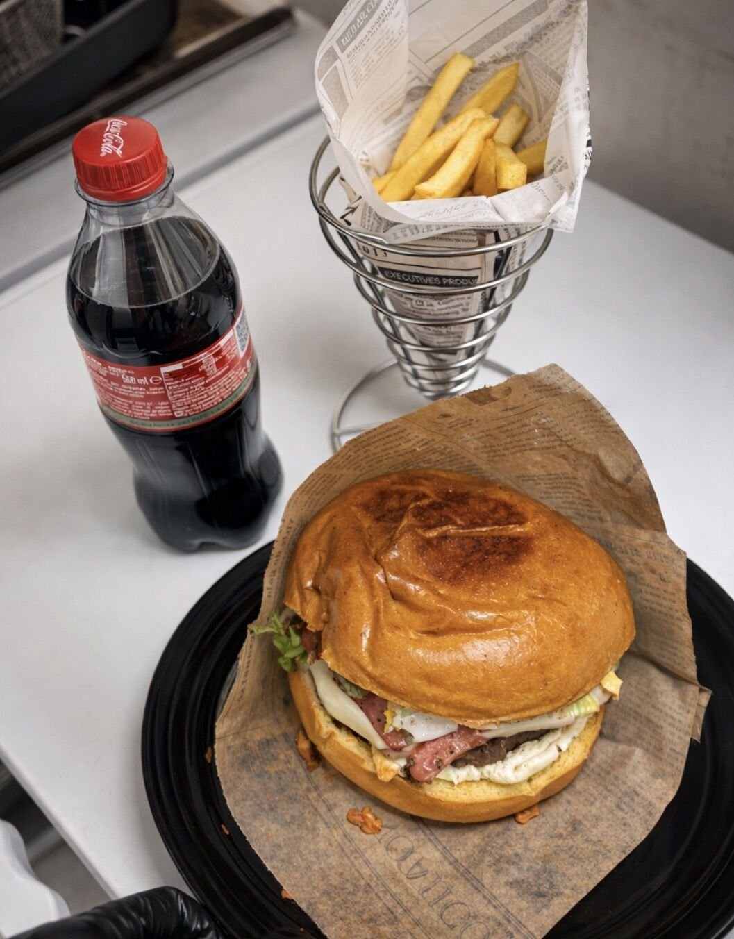 Combo: hamburguesa en pan brioche, cono de papas fritas y Coca-Cola